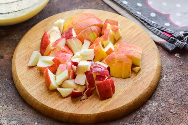 пышная шарлотка с яблоками в духовке простой рецепт фото 6